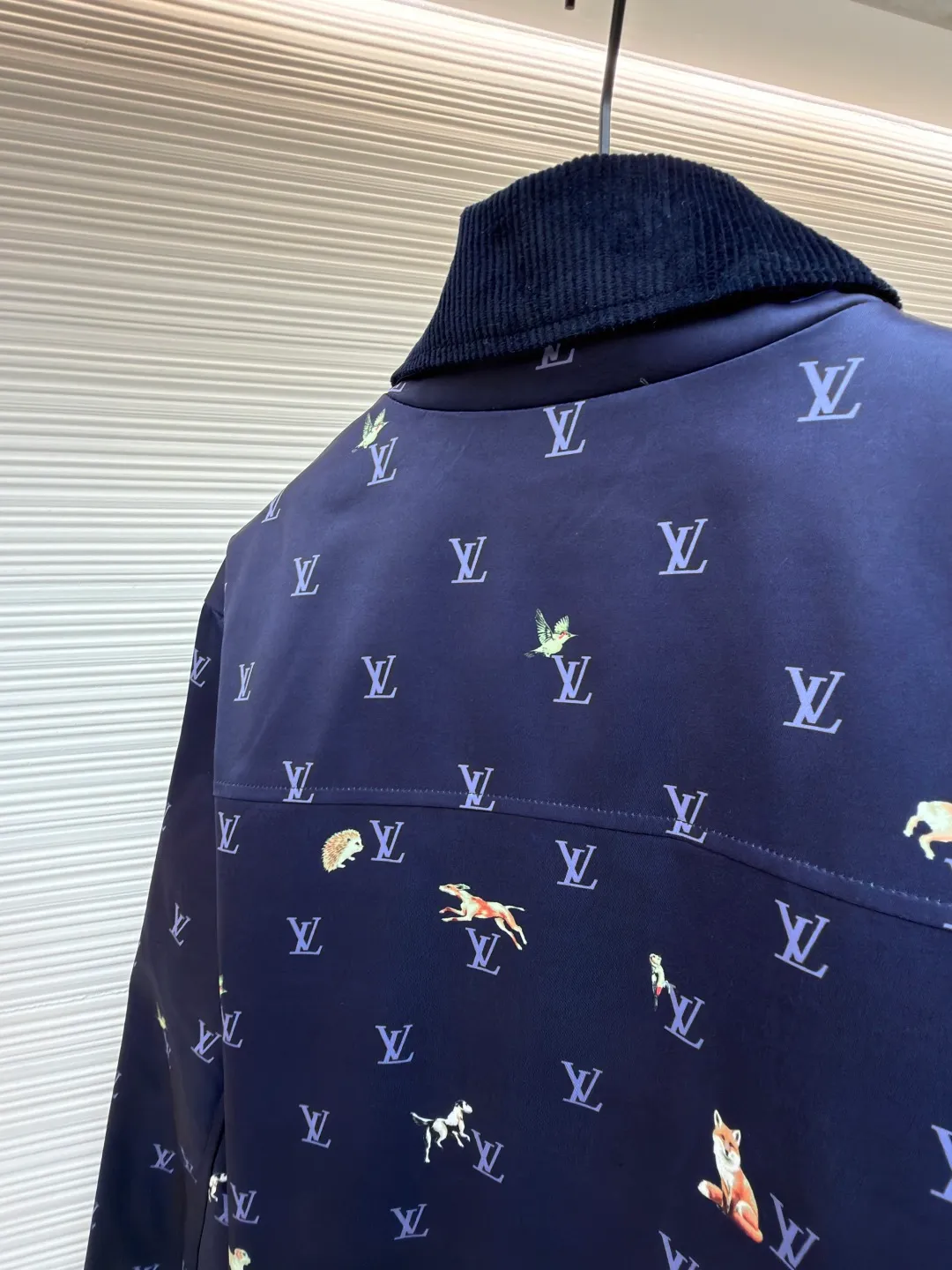 LOUIS VUITTON corduroy lapel animal print jacket ●Original version: 25500 purchased and developed ●Item number: 1681800-C00 ●Fabric: high-density polyester nylon fabric ●Technology: digital direct printing ●Color: blue ●Type: fitted version ●Weight: about 805 grams ●Size: 46-48-50-52 ●Description: This LOUIS VUITTON corduroy lapel jacket is made of high-density twill fabric base, and the surface is combined with corduroy texture splicing, taking into account both stiffness and soft touch. The body pattern uses digital direct printing technology to accurately print the LV logo and animal elements on the fabric. The color is full and not easy to fade. The collar is made of contrasting corduroy material, and the positioning and cutting process is used to ensure the alignment of the splicing; the front placket is equipped with metal buttons, and the surface of the buttons is matte-plated for a refined and durable texture. The version has a loose lapel design, and the shoulders and armholes are three-dimensionally cut, with precise stitching to improve the fit. The overall process pays attention to the details of pattern positioning and fabric splicing. The edges are overlocked to take into account brand recognition and practical wearability. It is recommended to hand wash to protect the printing and fabric texture. The overall wiring is straight and delicate, the fabric is comfortable and soft, and the color is consistent without color difference. It can be matched with the same style to create a fashionable look and control various occasions. Customized accessories, complete with three standards, same style for men and women!